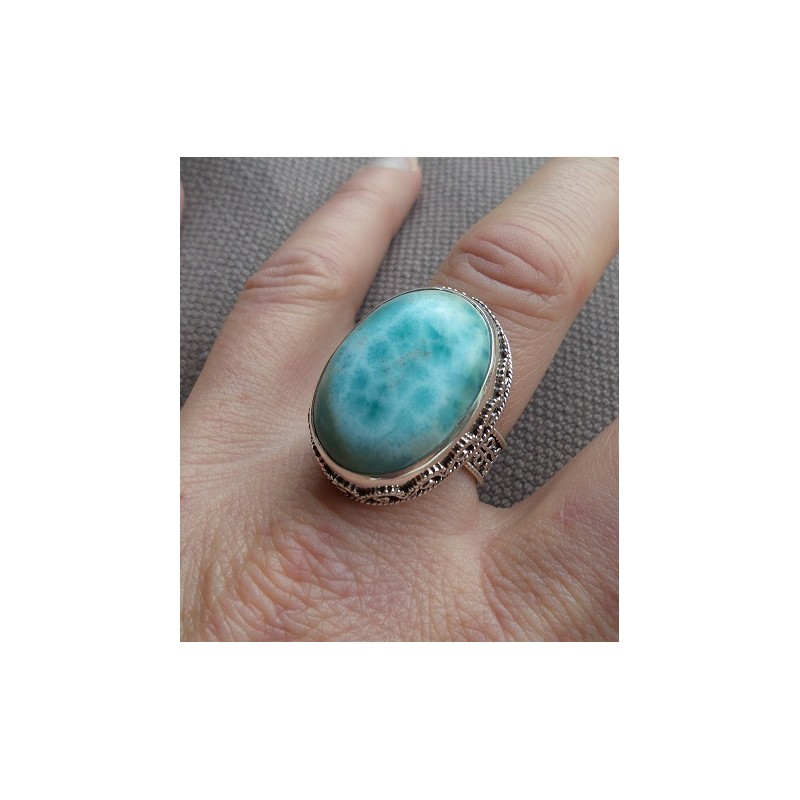 Zilveren ring met ovale Larimar gezet in bewerkte setting 18.5 m