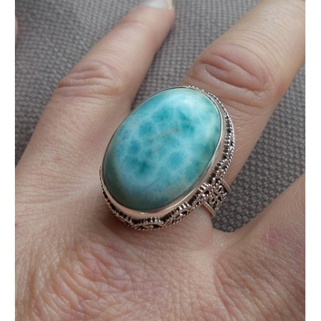 Zilveren ring met ovale Larimar gezet in bewerkte setting 18.5 m