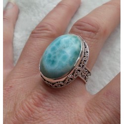 Zilveren ring met ovale Larimar gezet in bewerkte setting 18.5 m