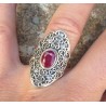 Zilveren ring gezet met Robijn met bewerkte kop maat 17 mm
