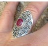Zilveren ring gezet met Robijn met bewerkte kop maat 17 mm