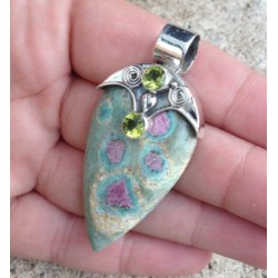 Zilveren hanger gezet met Robijn in Fuchsiet en Peridot