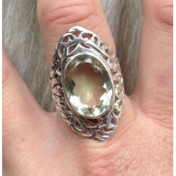 Zilveren ring met groene Amethist en open bewerkte setting 18