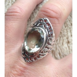 Zilveren ring met groene Amethist en open bewerkte setting 18