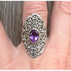Zilveren ring gezet met Amethist in ovale bewerkte kop 16.5 mm