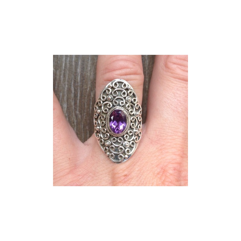 Zilveren ring gezet met Amethist in ovale bewerkte kop 16.5 mm