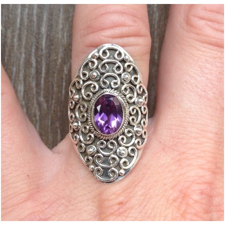 Zilveren ring gezet met Amethist in ovale bewerkte kop 16.5 mm