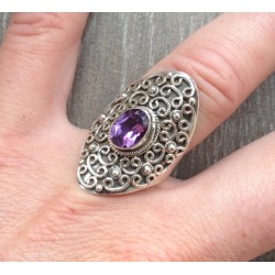 Zilveren ring gezet met Amethist in ovale bewerkte kop 16.5 mm