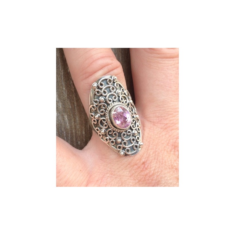 Zilveren ring gezet met roze Kunziet in bewerkte setting 16.5 mm