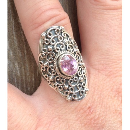 Zilveren ring gezet met roze Kunziet in bewerkte setting 16.5 mm