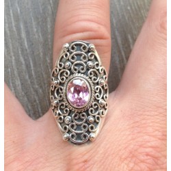 Zilveren ring gezet met roze Kunziet in bewerkte setting 16.5 mm