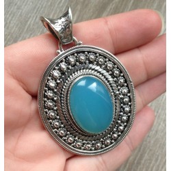 Zilveren grote hanger met blauw Chalcedoon in bewerkte setting
