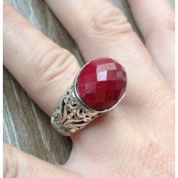 Zilveren ring met hoge bewerkte kop gezet met Robijn 16.5 mm
