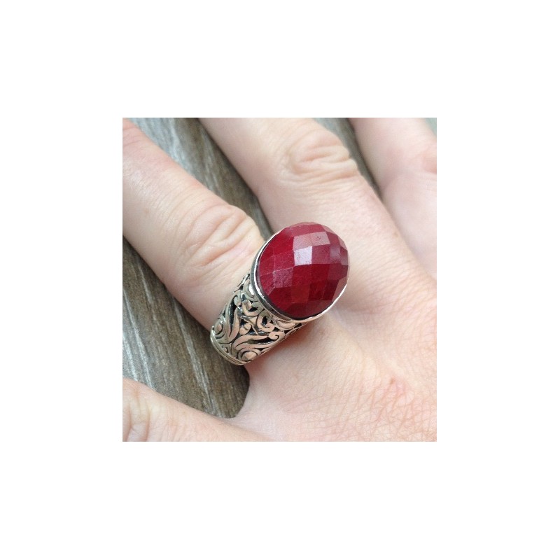 Zilveren ring met hoge bewerkte kop gezet met Robijn 16.5 mm