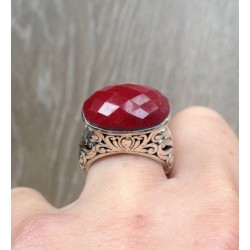 Zilveren ring met hoge bewerkte kop gezet met Robijn 16.5 mm