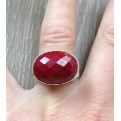 Zilveren ring met hoge bewerkte kop gezet met Robijn 16.5 mm