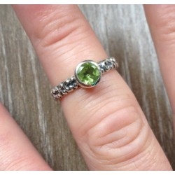 Zilveren ring gezet met kleine ronde Peridot 16.5 mm