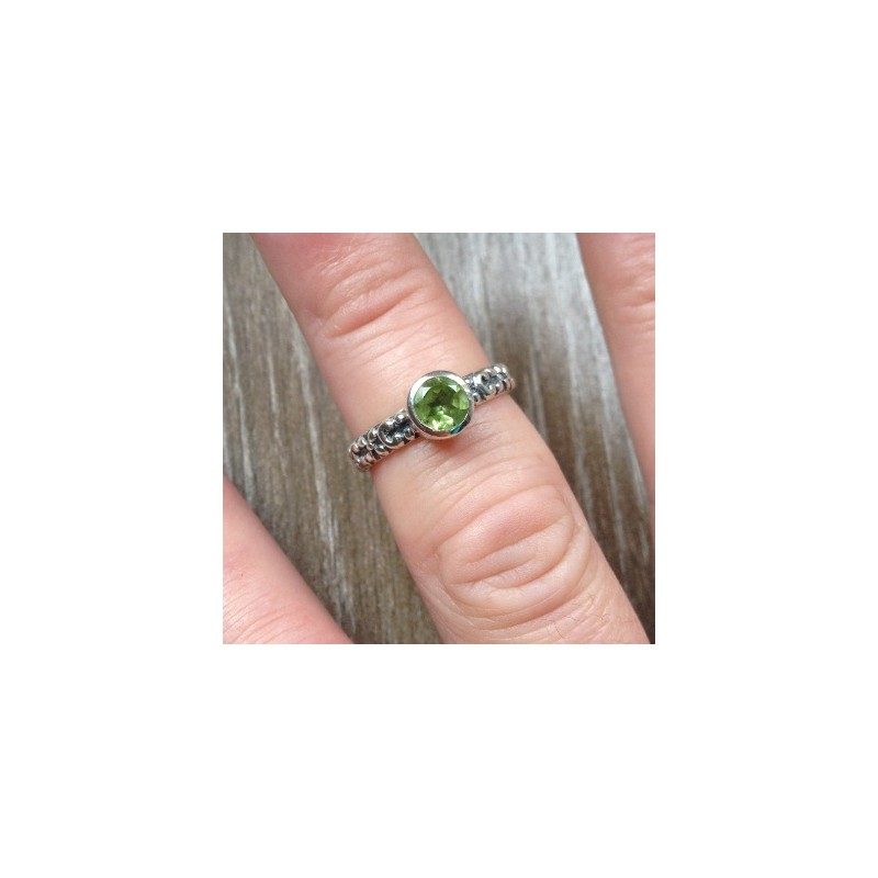 Zilveren ring gezet met kleine ronde Peridot 16.5 mm