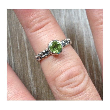 Zilveren ring gezet met kleine ronde Peridot 16.5 mm