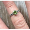 Zilveren ring gezet met kleine ronde Peridot 16.5 mm