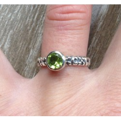 Zilveren ring gezet met kleine ronde Peridot 16.5 mm