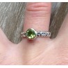 Zilveren ring gezet met kleine ronde Peridot 16.5 mm