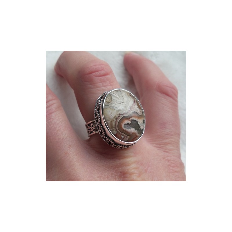 Zilveren ring met Laguna Lace Agaat in bewerkte setting 18 mm
