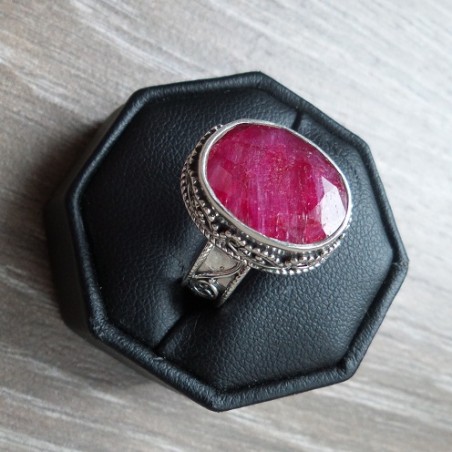 Zilveren ring gezet met Robijn in bewerkte setting maat 17.3 mm