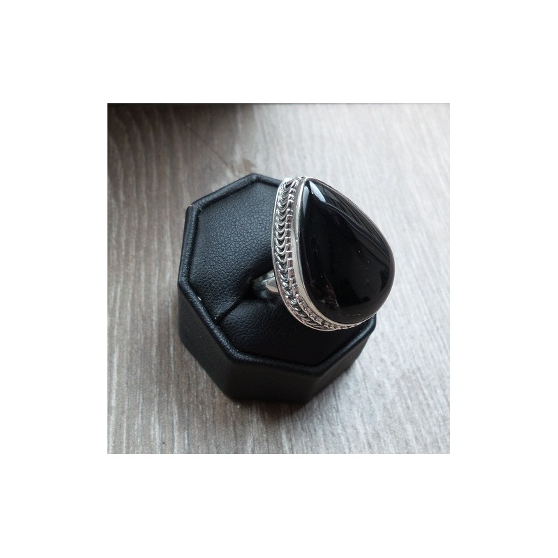 Zilveren ring gezet met grote Onyx met bewerkte setting 18 mm