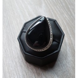 Zilveren ring gezet met grote Onyx met bewerkte setting 18 mm