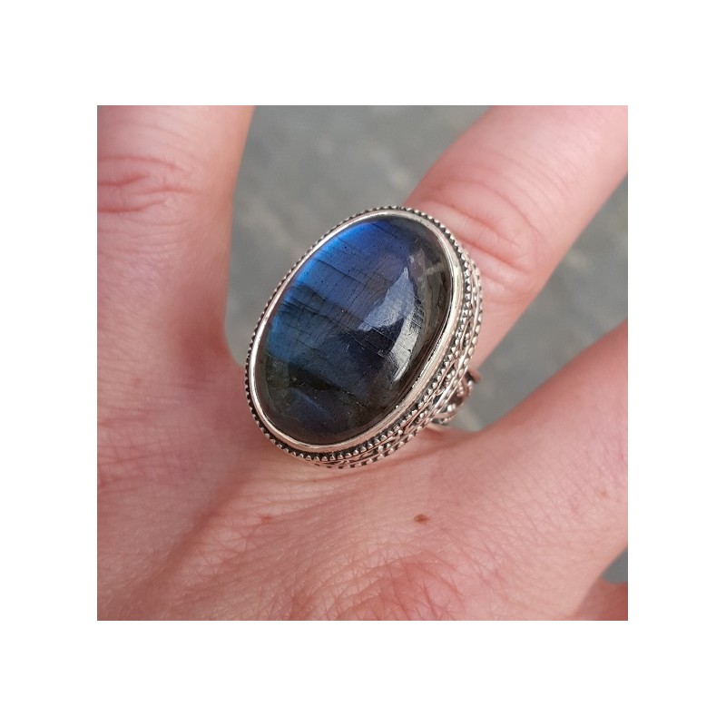 Zilveren ring bewerkte setting ovale cabochon Labradoriet 17.5
