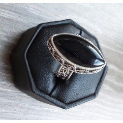 Zilveren ring gezet met ovale zwarte Onyx in bewerkte setting 17