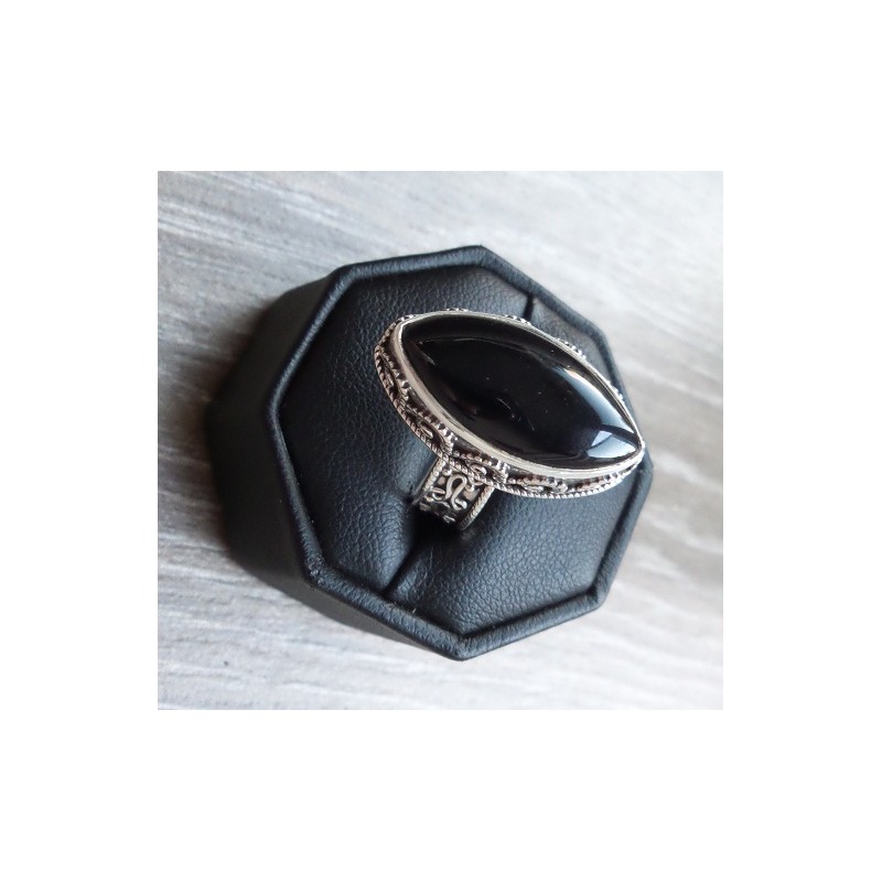 Zilveren ring gezet met ovale zwarte Onyx in bewerkte setting 17