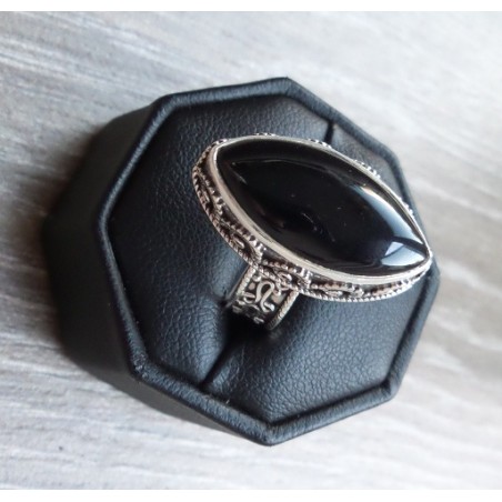 Zilveren ring gezet met ovale zwarte Onyx in bewerkte setting 17