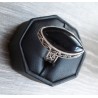 Zilveren ring gezet met ovale zwarte Onyx in bewerkte setting 17