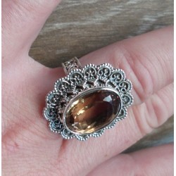 Zilveren ring gezet met Citrien en bewerkte kop en band 17.5 mm