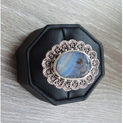Zilveren ring met Boulder Opaal met bewerkte kop en band 18 mm