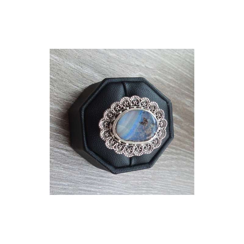 Zilveren ring met Boulder Opaal met bewerkte kop en band 18 mm