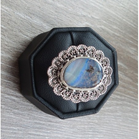 Zilveren ring met Boulder Opaal met bewerkte kop en band 18 mm