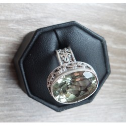 Zilveren ring met groene Amethist in bewerkte setting 18 mm