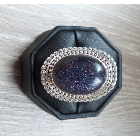 Zilveren ring gezet met Goudsteen en bewerkte kop maat 17 mm