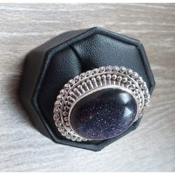 Zilveren ring gezet met Goudsteen en bewerkte kop maat 17 mm