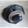 Zilveren ring gezet met Goudsteen en bewerkte kop maat 17 mm