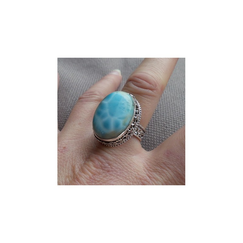Zilveren ring met ovale Larimar gezet in bewerkte setting 18.5 m