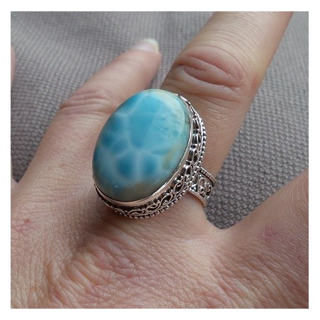 Zilveren ring met ovale Larimar gezet in bewerkte setting 18.5 m