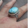 Zilveren ring met ovale Larimar gezet in bewerkte setting 18.5 m