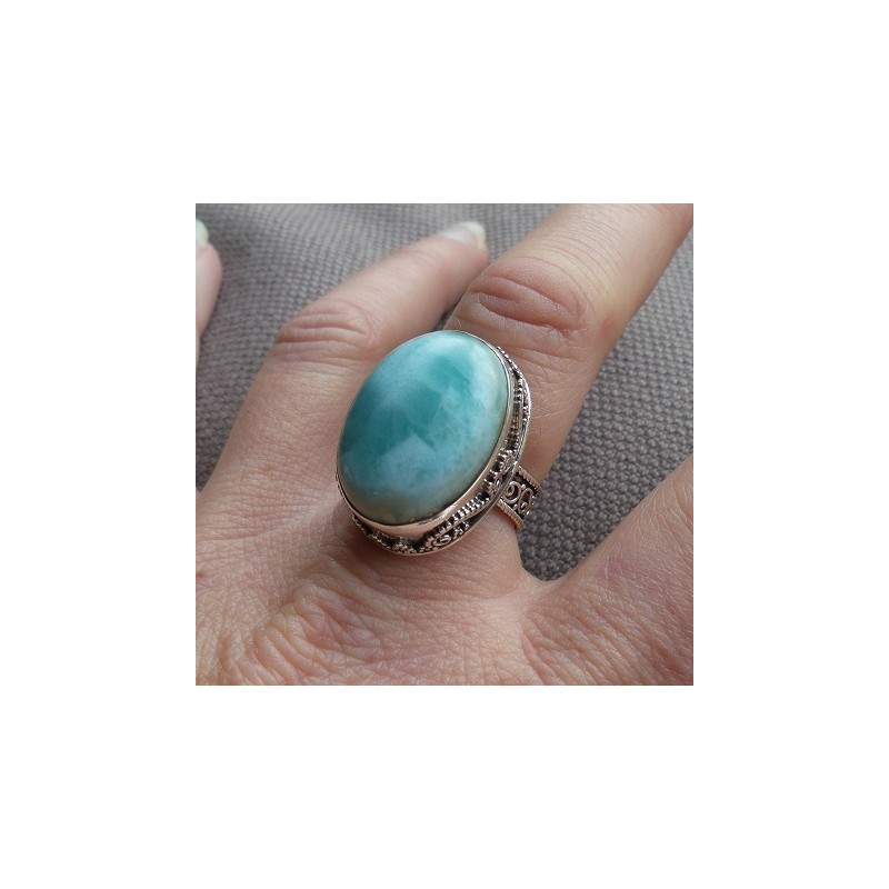 Zilveren ring met Larimar in bewerkte setting 18 mm