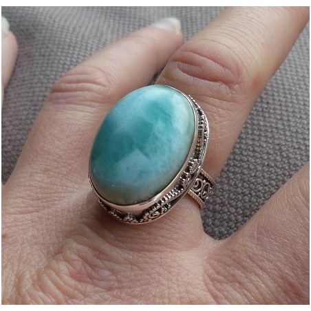Zilveren ring met Larimar in bewerkte setting 18 mm
