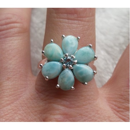 Zilveren ring bloem gezet met Larimar en blauw Topaas 18 mm