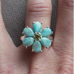 Zilveren ring bloem gezet met Larimar en Peridot 17 mm